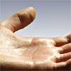 schwitzende Hände sind ein Problem mit dem viele Menschen zu kämpfen haben